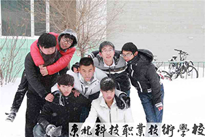 必一运动官网学生雪中玩闹